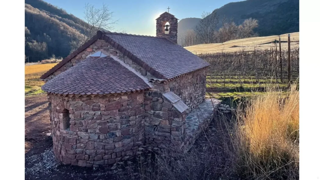 Des villageois reconstruisent leur église