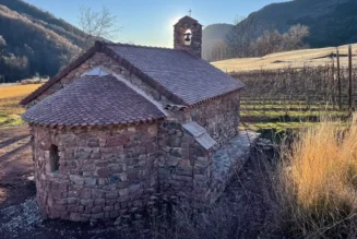 Des villageois reconstruisent leur église
