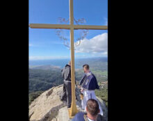 Quand on plante une croix c’est la marque tranquille d’un monde qui ne sépare pas le profane du sacré, le visible de l’invisible