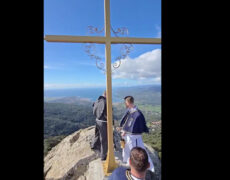 Quand on plante une croix c’est la marque tranquille d’un monde qui ne sépare pas le profane du sacré, le visible de l’invisible