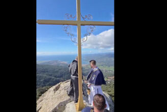 Quand on plante une croix c’est la marque tranquille d’un monde qui ne sépare pas le profane du sacré, le visible de l’invisible