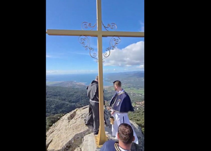Quand on plante une croix c’est la marque tranquille d’un monde qui ne sépare pas le profane du sacré, le visible de l’invisible