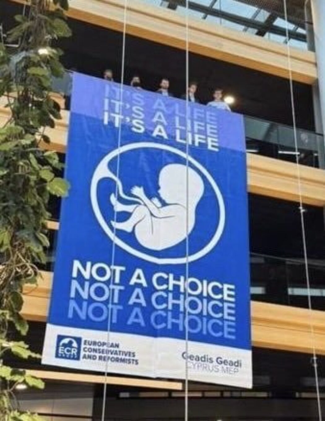 Une affiche pro-vie au sein du Parlement européen