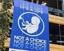 Une affiche pro-vie au sein du Parlement européen