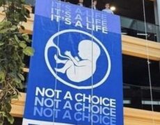 Une affiche pro-vie au sein du Parlement européen