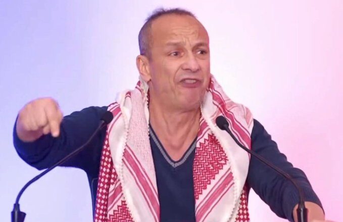 Omar Slaouti, candidat LFI à la mairie d’Argenteuil, reproche au maire Georges Mothron de s’être recueilli auprès de la Tunique du Christ