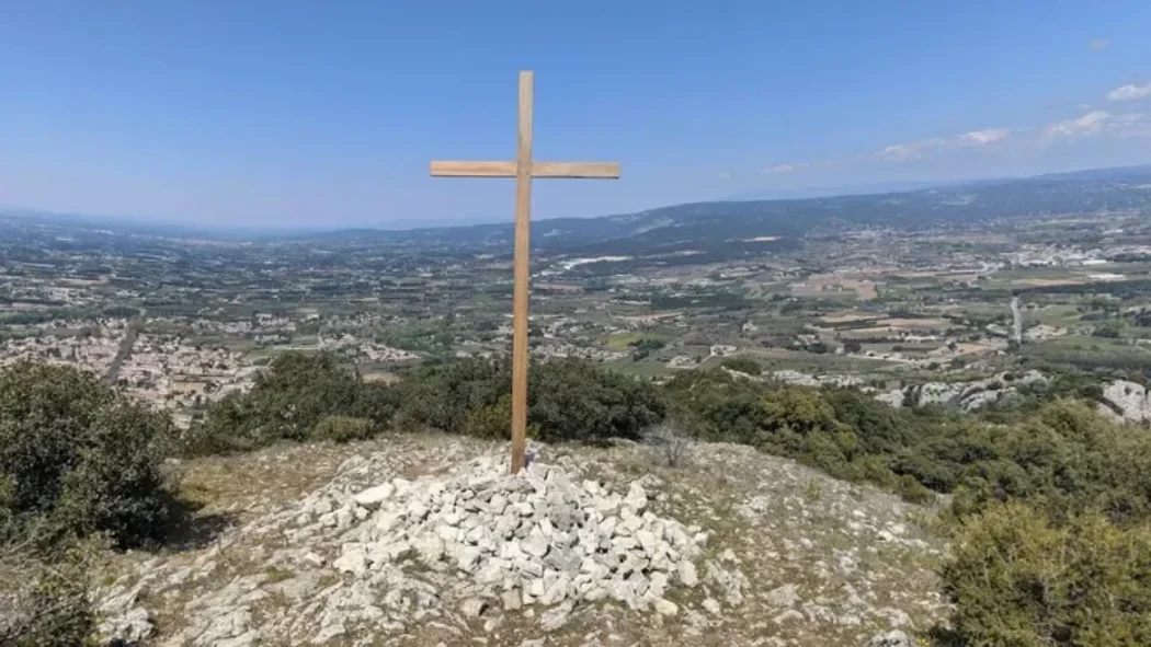 La croix les rend hystériques