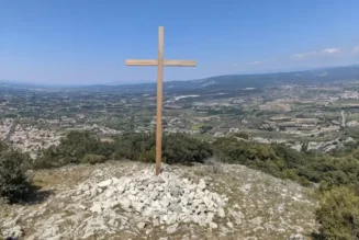 La croix les rend hystériques