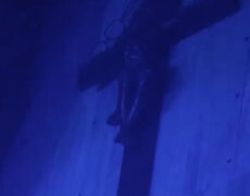 Un concert de musique techno dans une église à l’Alpes d’Huez