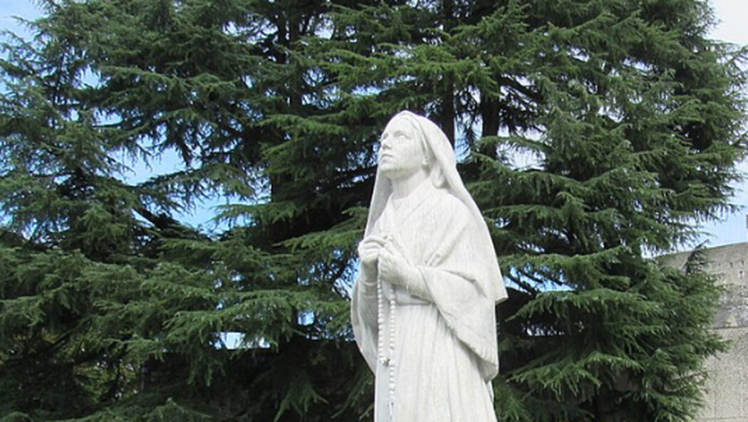 Une statue de sainte Bernadette Soubirous sur le parking du magasin U, à Châteauroux