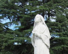 Une statue de sainte Bernadette Soubirous sur le parking du magasin U, à Châteauroux
