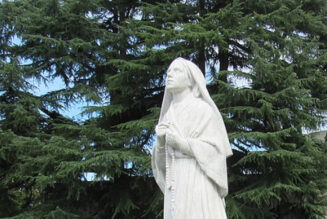 Une statue de sainte Bernadette Soubirous sur le parking du magasin U, à Châteauroux