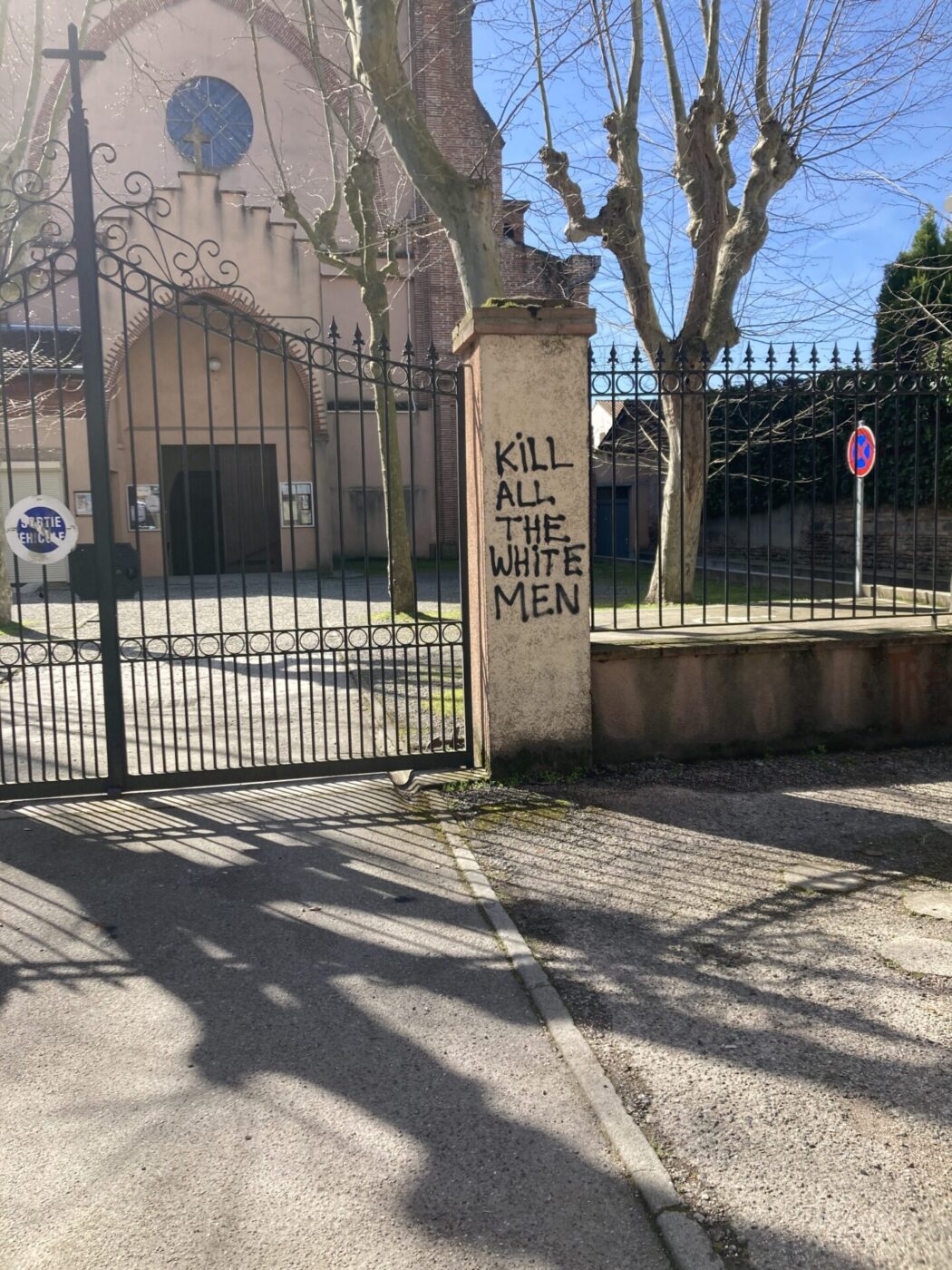 Dégradation de la clôture de l’église Saint-François d’Assise à Toulouse