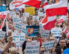 Alors que l’Occident vacille et que l’Est sombre dans le chaos, la Pologne a l’opportunité de guider l’Europe les plans politique, moral et spirituel