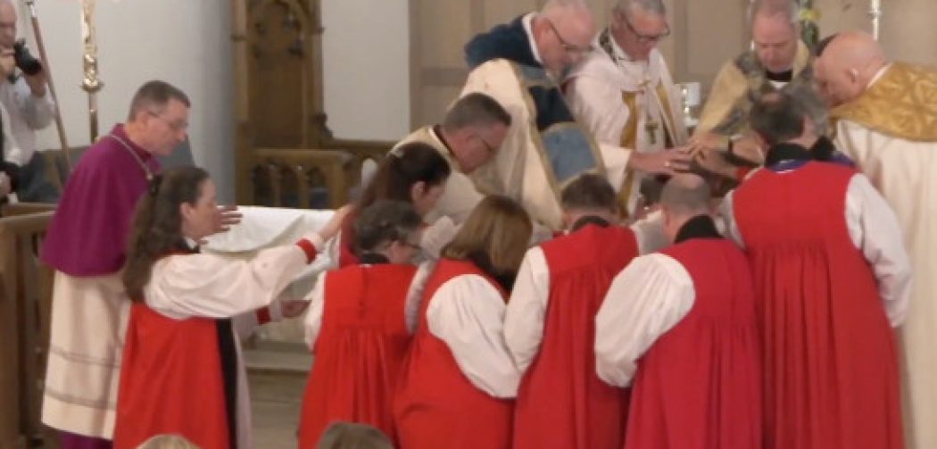 Mgr Joseph Brennan participe à une “ordination” anglicane