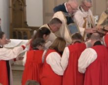 Mgr Joseph Brennan participe à une “ordination” anglicane