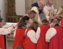 Mgr Joseph Brennan participe à une “ordination” anglicane