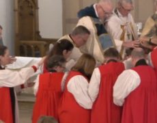 Mgr Joseph Brennan participe à une “ordination” anglicane