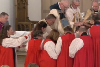 Mgr Joseph Brennan participe à une “ordination” anglicane
