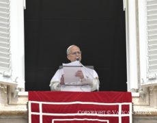La foi a besoin d’être nourrie et soutenue. C’est pourquoi, le “huitième jour”, c’est-à-dire chaque dimanche, l’Église nous invite à célébrer l’Eucharistie