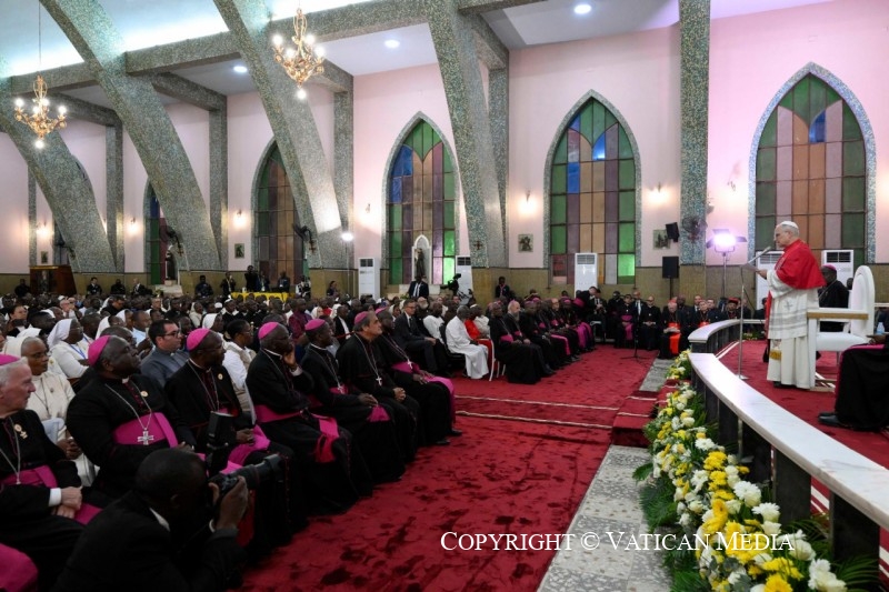 “L’Église tient en haute estime l’institution familiale”