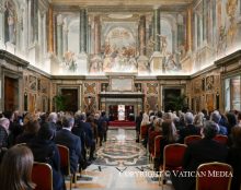 “Être chrétien en politique ne signifie pas afficher ouvertement sa foi ; cela signifie plutôt laisser l’Évangile guider les décisions à prendre, même celles qui ne suscitent pas facilement l’adhésion”