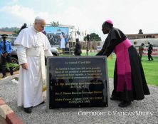 Face à cette tendance – compréhensible – à vouloir émigrer, je vous invite avant tout à répondre par un désir ardent de servir votre pays