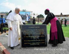 Face à cette tendance – compréhensible – à vouloir émigrer, je vous invite avant tout à répondre par un désir ardent de servir votre pays