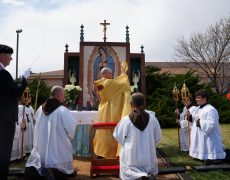 Nebraska : procession eucharistique devant le centre Planned Parenthood à Lincoln