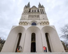 Nouveau portail de la cathédrale d’Angers : “comment voulez-vous demander à un architecte de renom de s’effacer devant le monument ?”