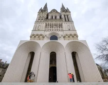 Nouveau portail de la cathédrale d’Angers : “comment voulez-vous demander à un architecte de renom de s’effacer devant le monument ?”
