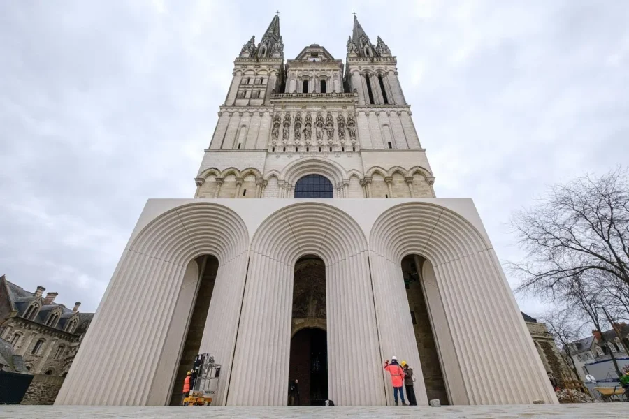 Nouveau portail de la cathédrale d’Angers : “comment voulez-vous demander à un architecte de renom de s’effacer devant le monument ?”