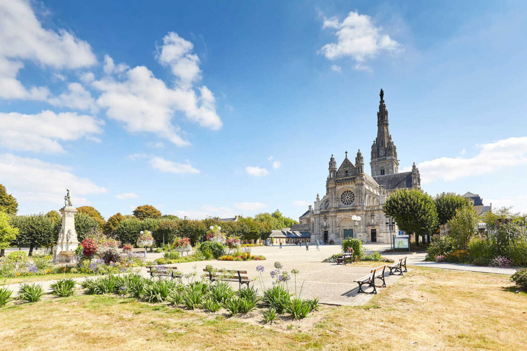 Des antifas s’en prennent au sanctuaire de Sainte-Anne-d’Auray la nuit de Pâques