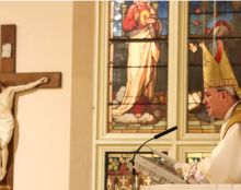 Mgr Schneider : « L’hérésie homosexuelle infecte de plus en plus le Corps de l’Église »