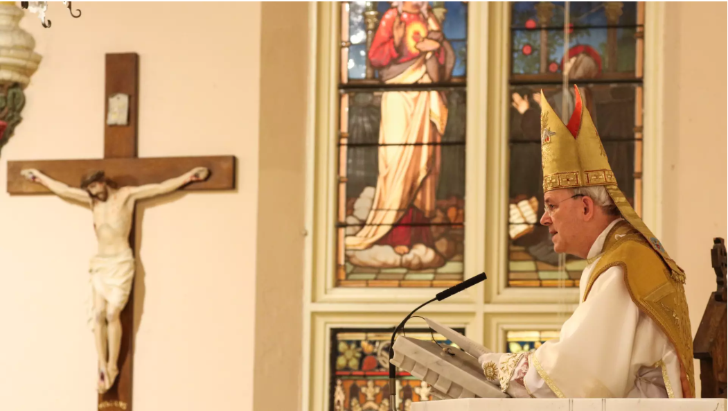 Mgr Schneider : « L’hérésie homosexuelle infecte de plus en plus le Corps de l’Église »