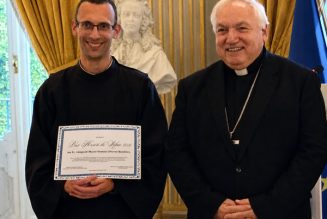 Le cardinal Aveline a remis le prestigieux Prix Henri de Lubac au Frère Léopold-Marie de la FMND