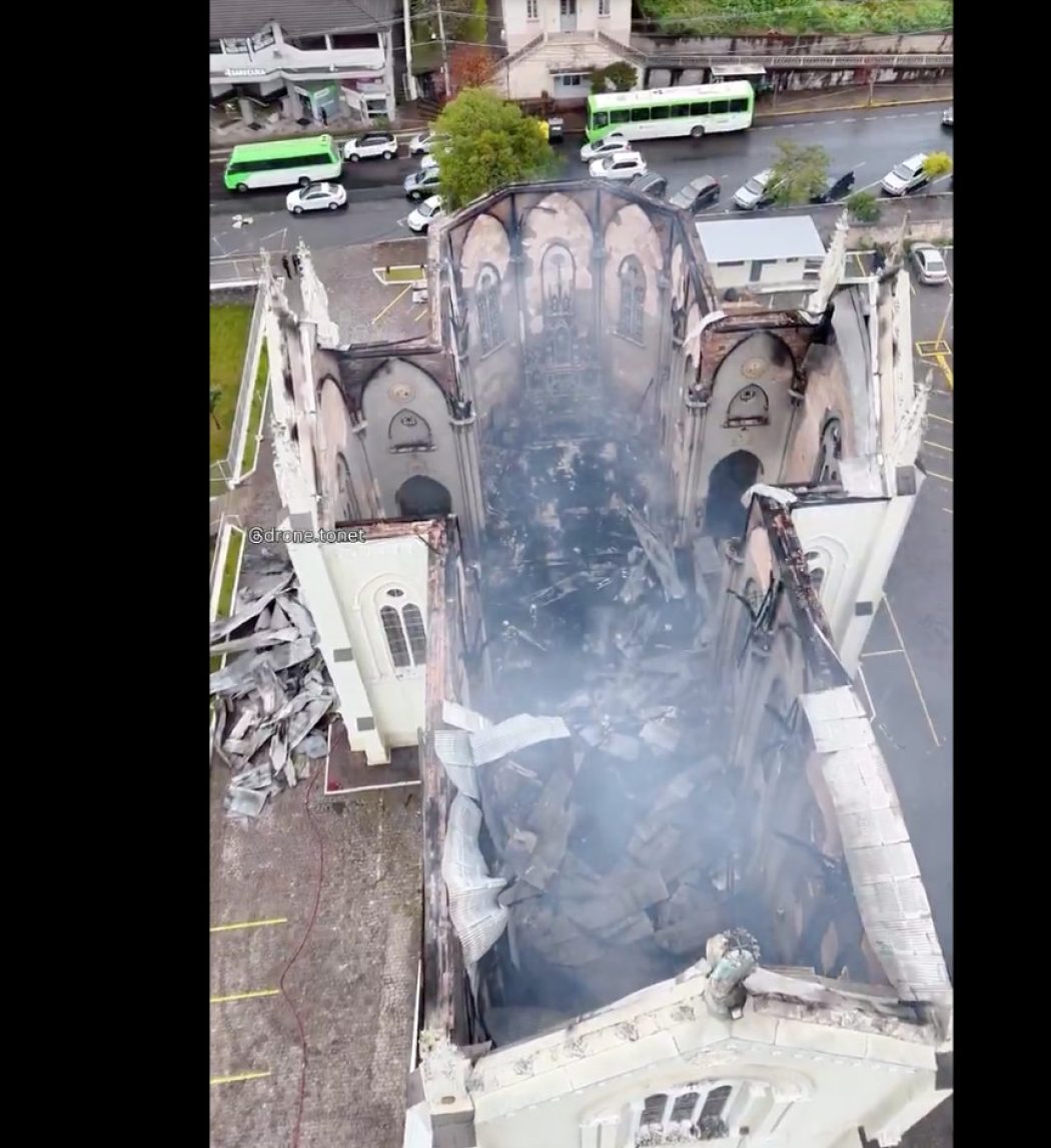 Des ciboires intacts retrouvés dans une église incendiée