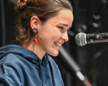 Elle aimerait que les prêtres parlent davantage de la fin de vie, notamment dans leurs homélies
