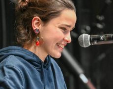 Elle aimerait que les prêtres parlent davantage de la fin de vie, notamment dans leurs homélies