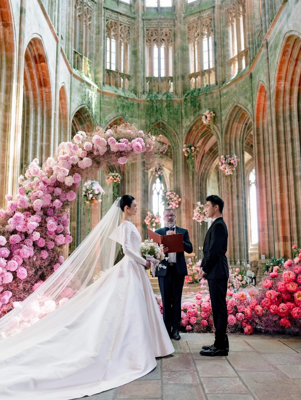 « Mariage laïque » dans l’abbatiale du Mont-Saint-Michel : pourquoi laisse-t-on faire cela ?