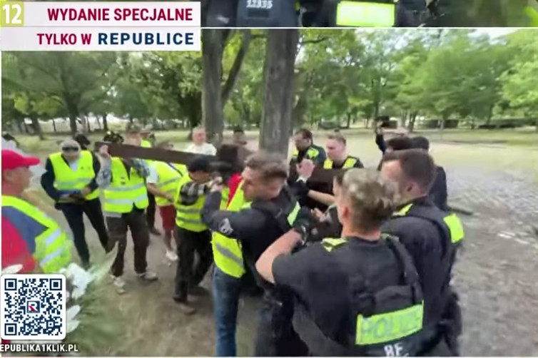 Allemagne : passé à tabac par la police pour avoir tenté d’organiser une marche avec une croix
