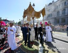 Les processions solennelles ne sont pas une survivance folklorique mais la foi en la présence du Seigneur ressuscité