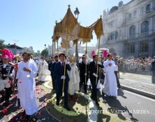 Les processions solennelles ne sont pas une survivance folklorique mais la foi en la présence du Seigneur ressuscité