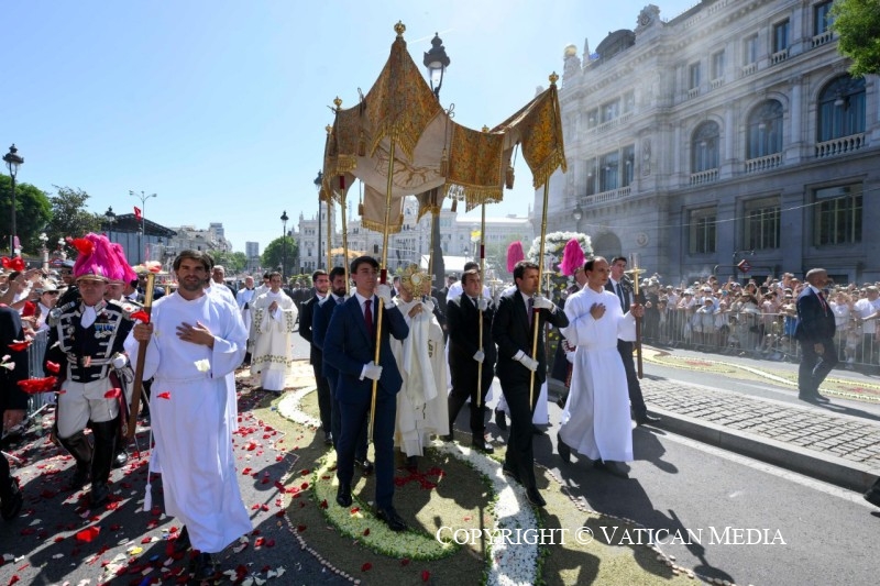 Les processions solennelles ne sont pas une survivance folklorique mais la foi en la présence du Seigneur ressuscité