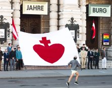 Vienne : Face à la Gay Pride, ils affichent le Sacré-Coeur
