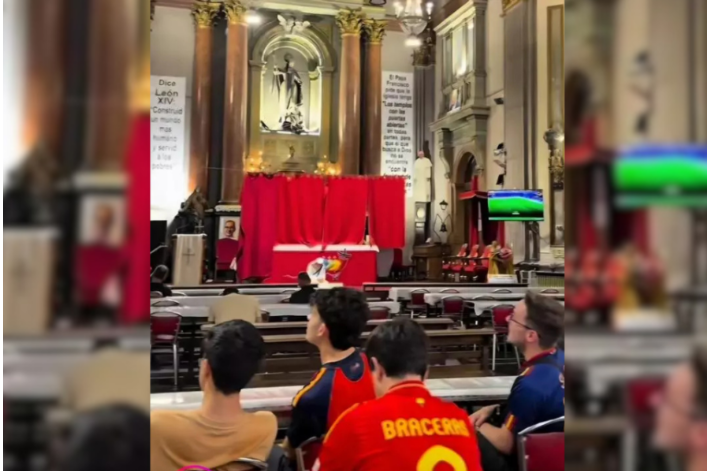 L’église San Antón, à Madrid, est transformée en salle de télévision pour suivre la Coupe du monde.