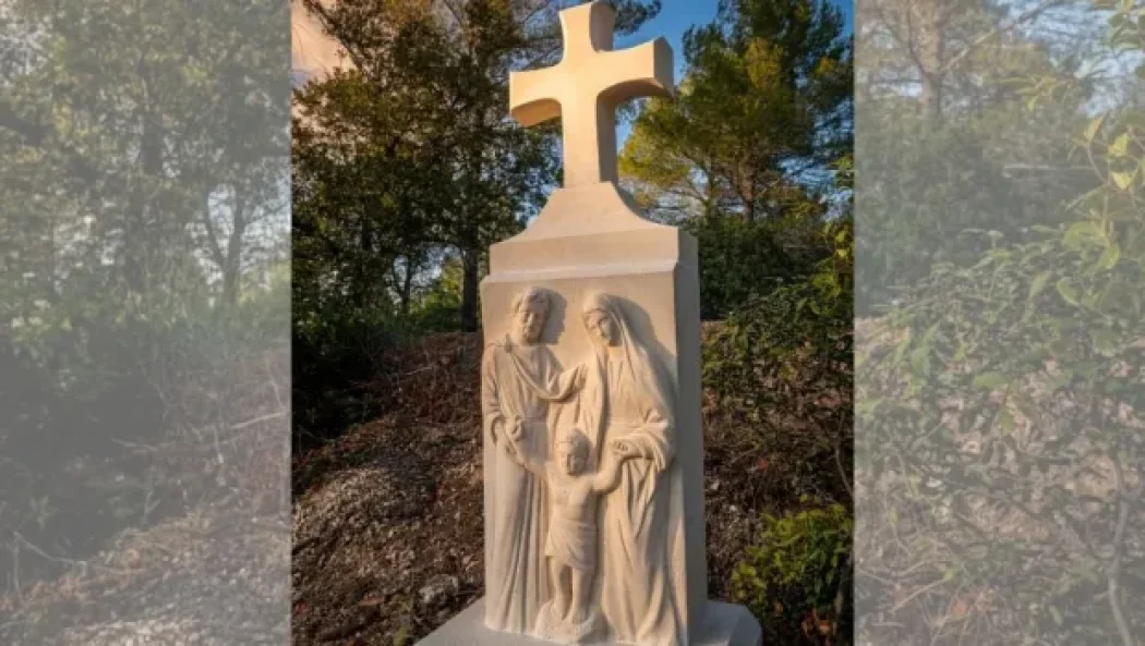 Bénédiction d’un calvaire de la Sainte Famille à Cotignac