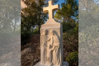 Bénédiction d’un calvaire de la Sainte Famille à Cotignac