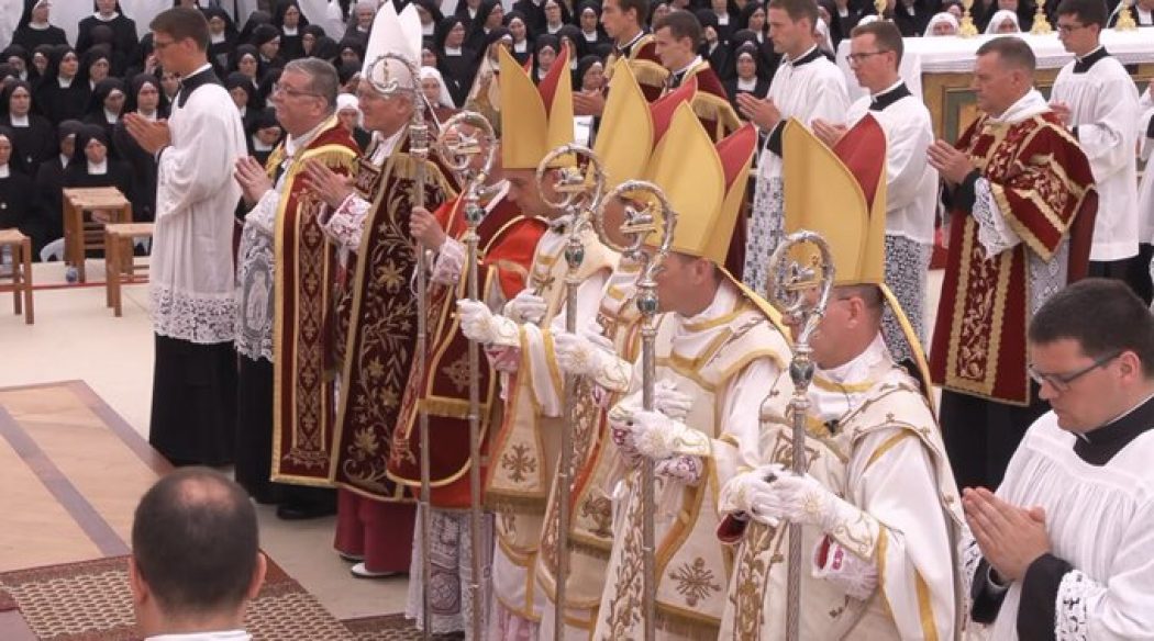 “Je serai fidèle et obéissant… à notre Saint-Père le pape N., et à ses successeurs”