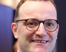 Allemagne : le chef du groupe parlementaire CDU/CSU démissionne pour trafic d’enfant par GPA